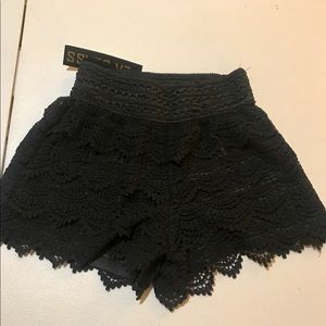 LA class Cathleen crochet short, black